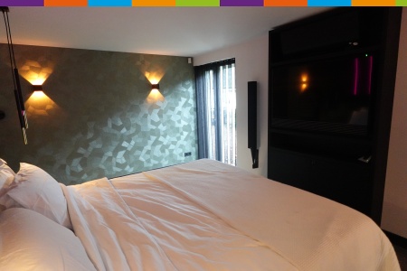 Slaapkamer gestoffeerd met tapijt, inbetween, vouwgordijn en klant wandpaneel te 's-Hertogenbosch