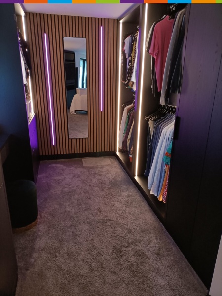 Slaapkamer gestoffeerd met tapijt, inbetween, vouwgordijn en klant wandpaneel te 's-Hertogenbosch