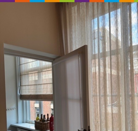 Tijdloze raamdecoratie in licht taupe