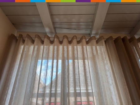 Tijdloze raamdecoratie in licht taupe